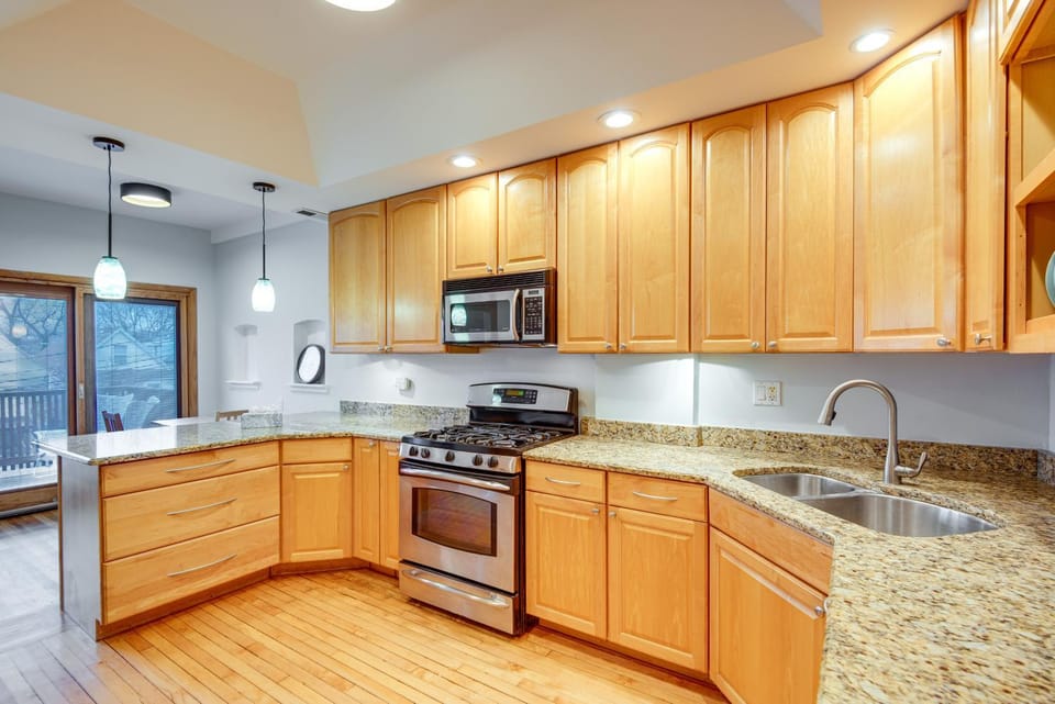 1 Mi to Wrigley! Quintessential Chi-Town Greystone House in Chicago