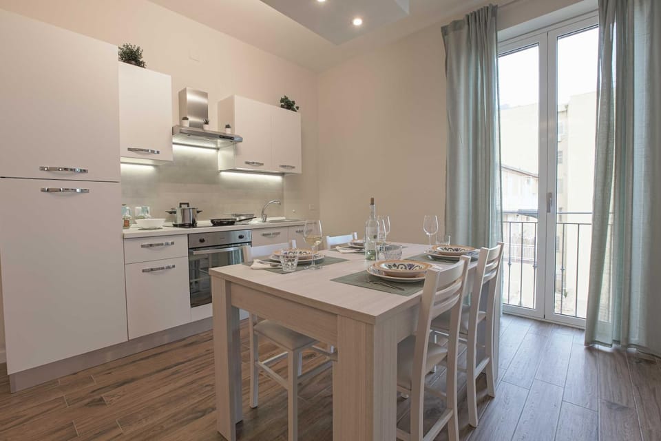 Kitchen or kitchenette, Food and drinks, Dining area, Food, dishwasher, stove