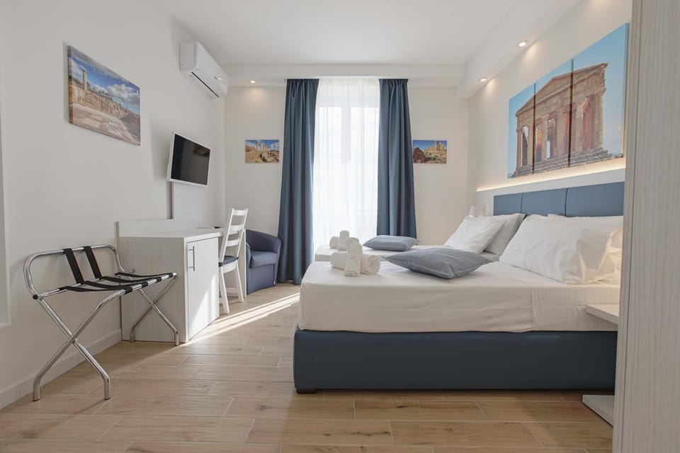 Bed, TV and multimedia, Bedroom, towels
