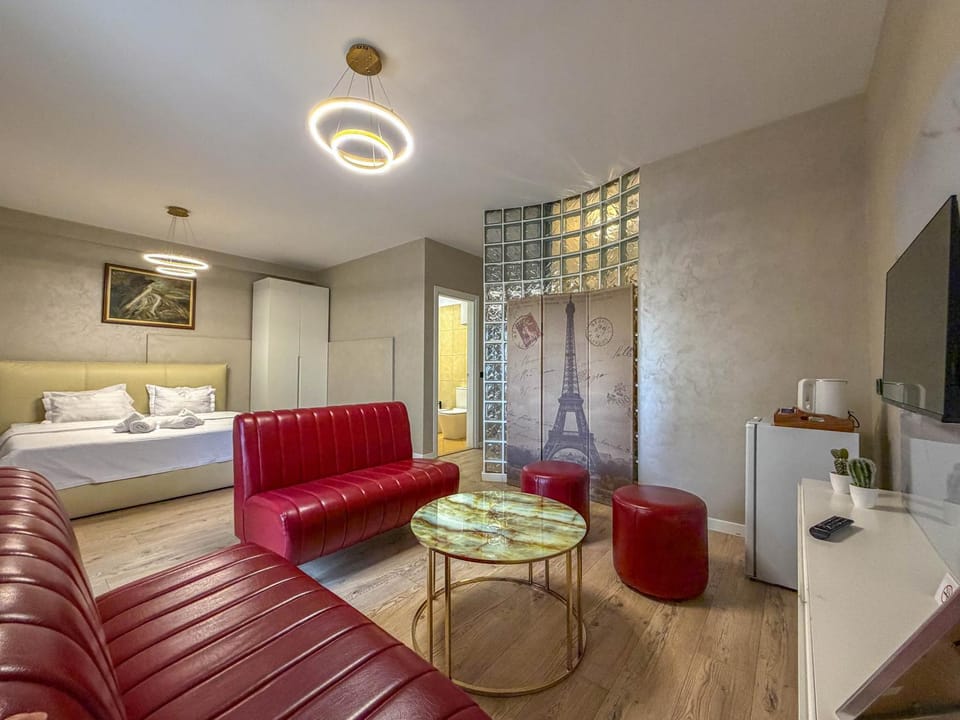 Bed, TV and multimedia, Photo of the whole room, Seating area, Bedroom