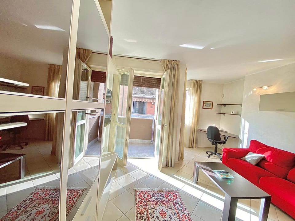 Nel cuore di viale Certosa, tra Centro Città e Rho Fiera Milano, con parcheggio interno privato Apartment in Milan