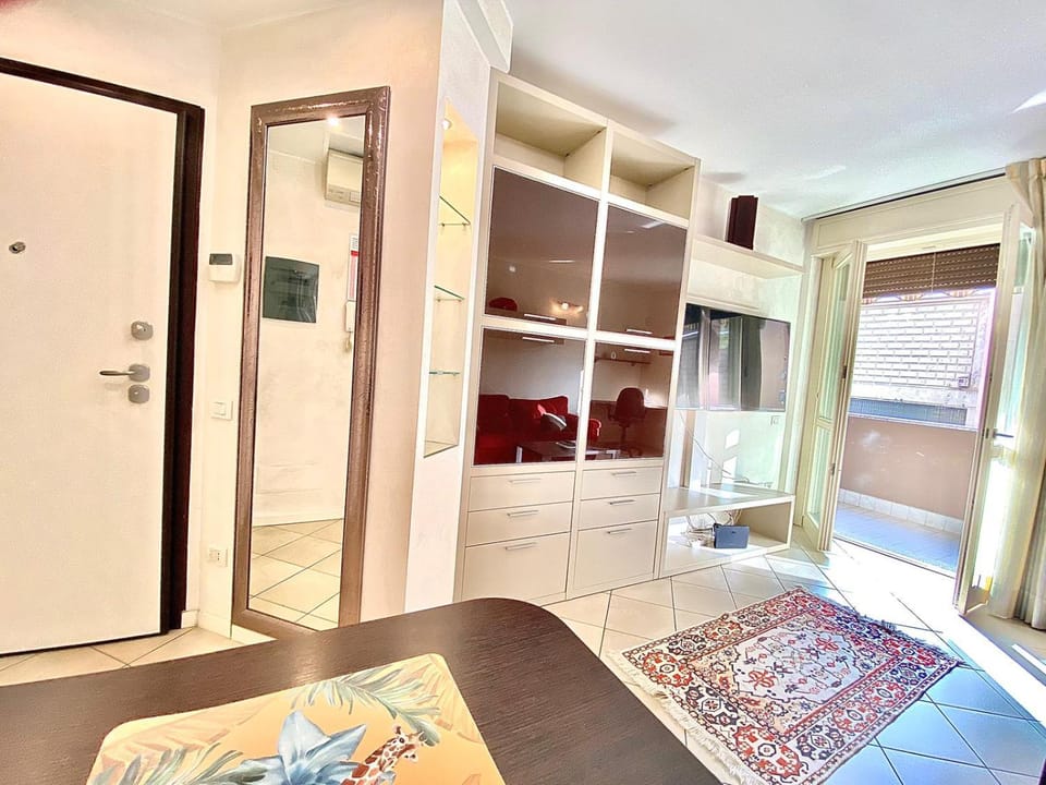 Nel cuore di viale Certosa, tra Centro Città e Rho Fiera Milano, con parcheggio interno privato Apartment in Milan