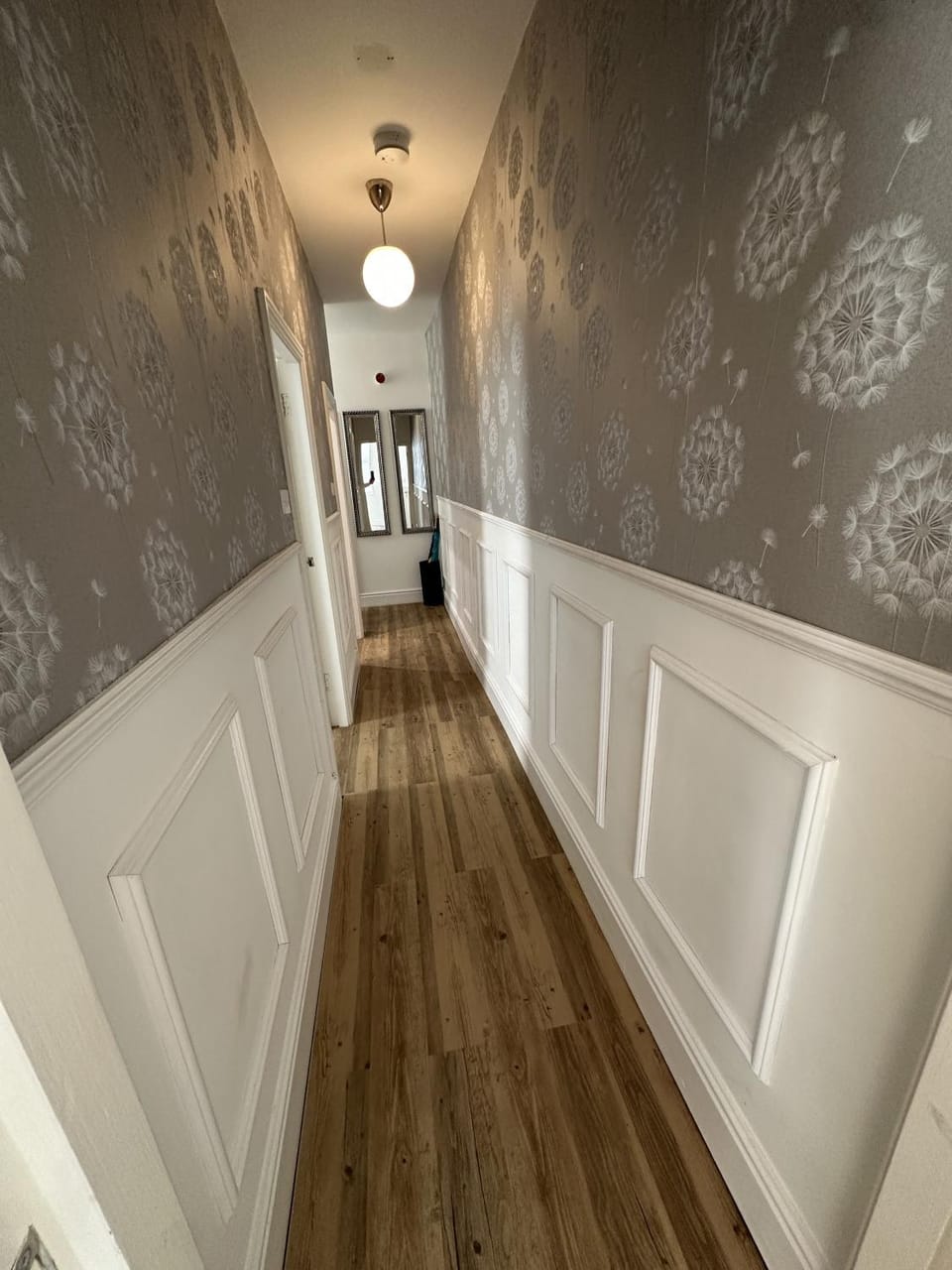 Photo of the whole room, Decorative detail