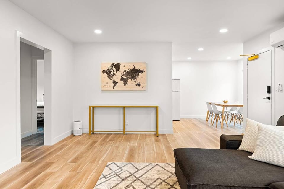 Modern 2 Bedroom Apt. Apartment in Pasadena