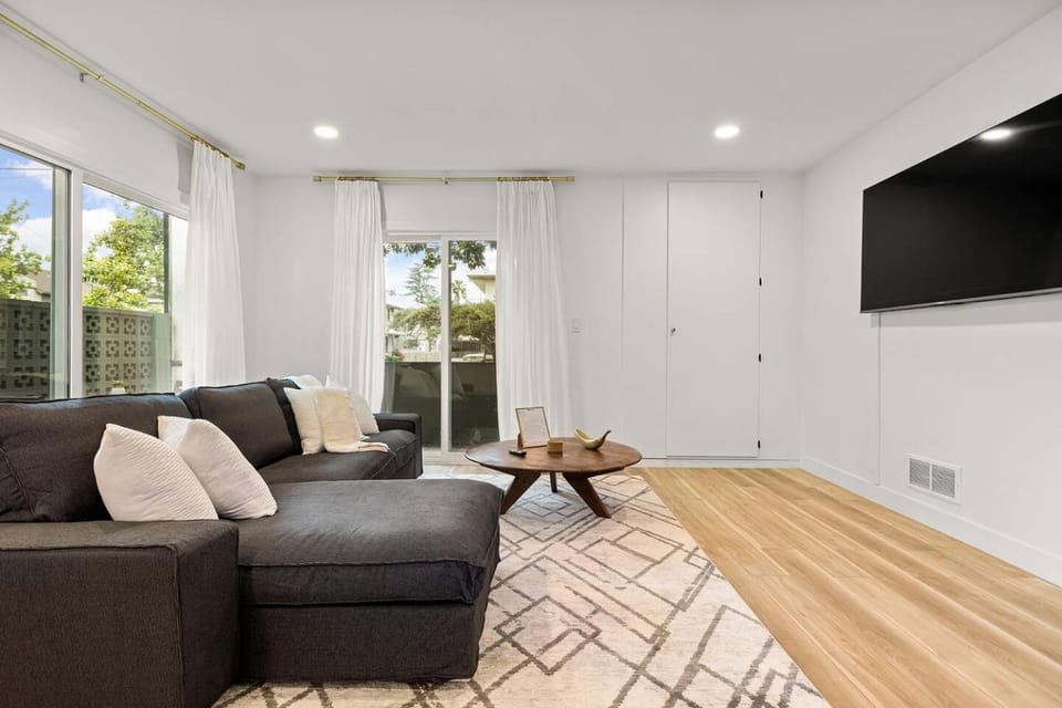 Modern 2 Bedroom Apt. Apartment in Pasadena