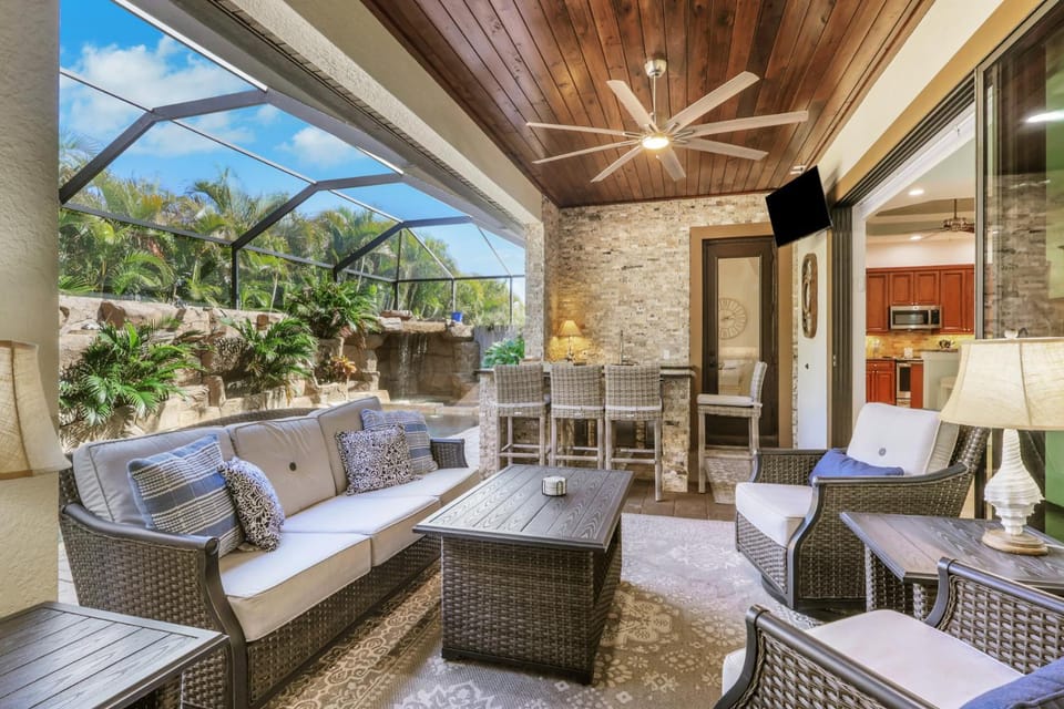 Coral Falls-Private Resort-Style Retreat with Pool, Spa, Tiki Hut House in Cape Coral