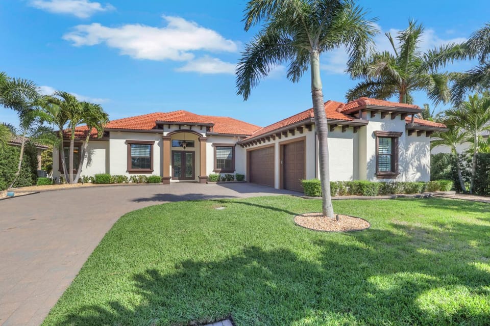 Coral Falls-Private Resort-Style Retreat with Pool, Spa, Tiki Hut House in Cape Coral