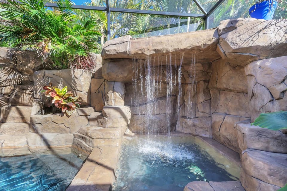 Coral Falls-Private Resort-Style Retreat with Pool, Spa, Tiki Hut House in Cape Coral