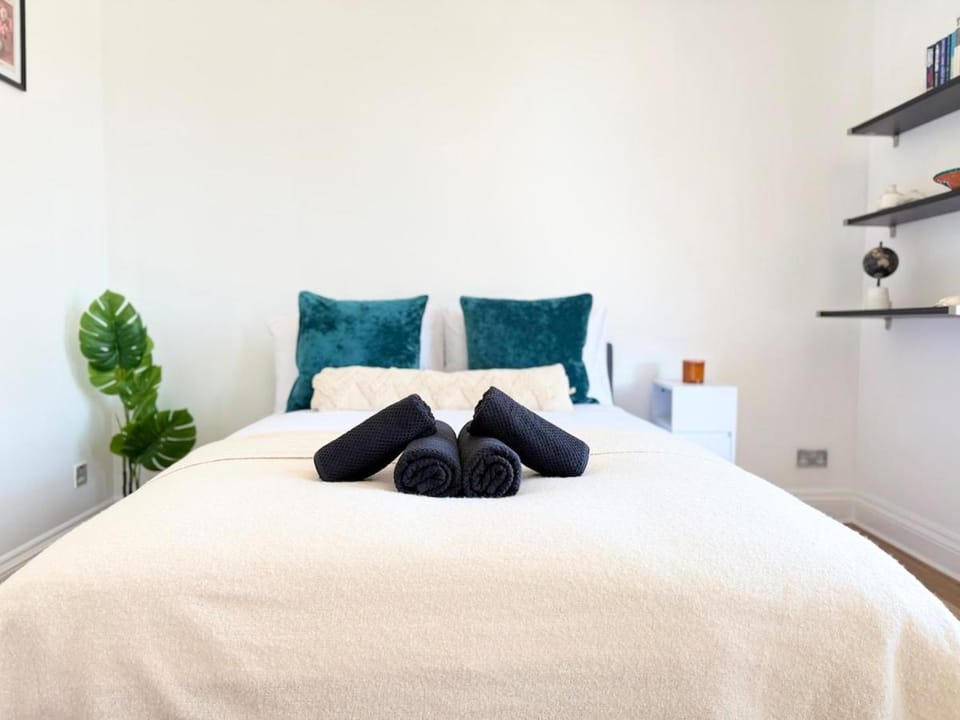 Bed, Kitchen or kitchenette, Photo of the whole room, Bedroom, towels