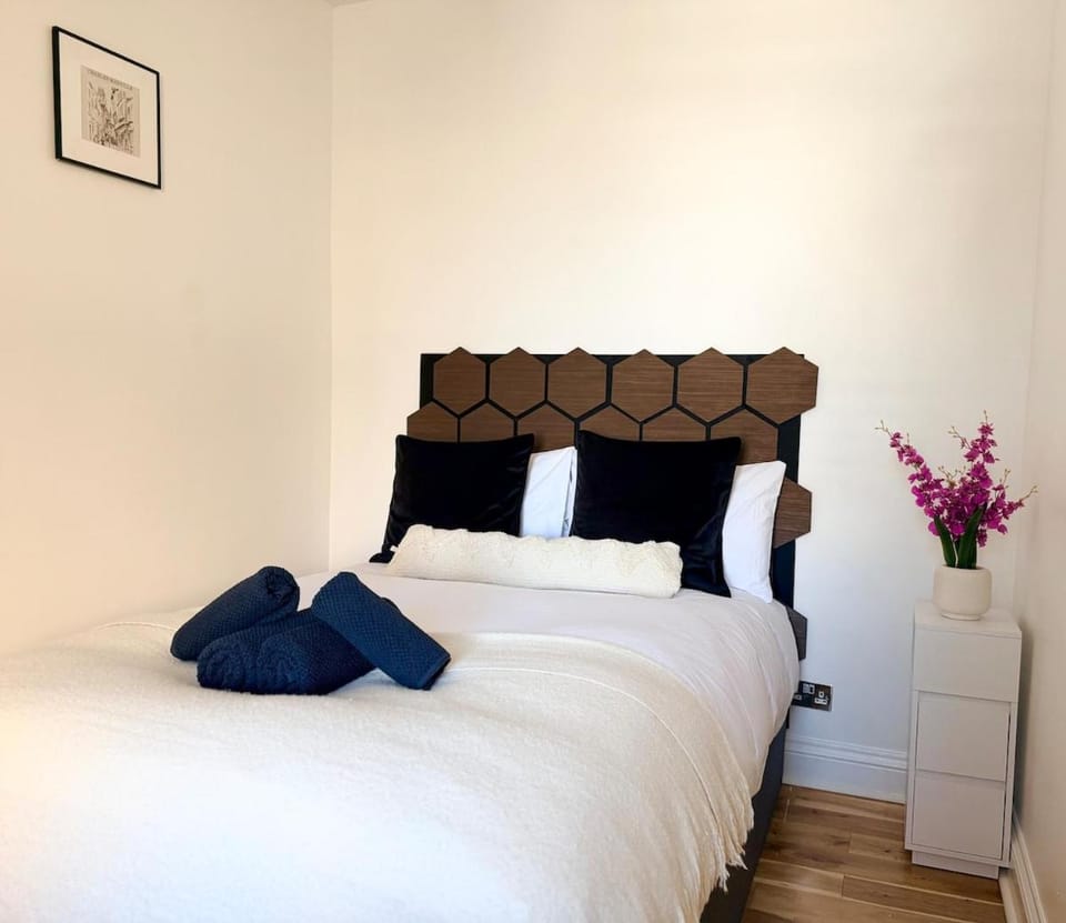 Bed, Photo of the whole room, Bedroom, towels