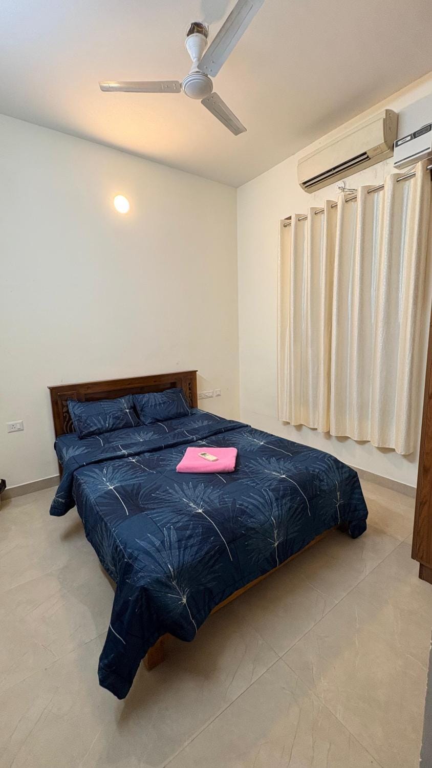 Bed, Photo of the whole room, Bedroom, towels, air conditioner