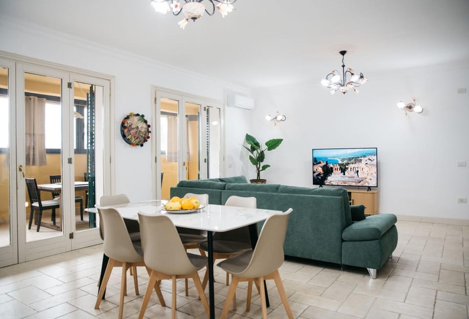 TV and multimedia, Living room, Seating area, Dining area