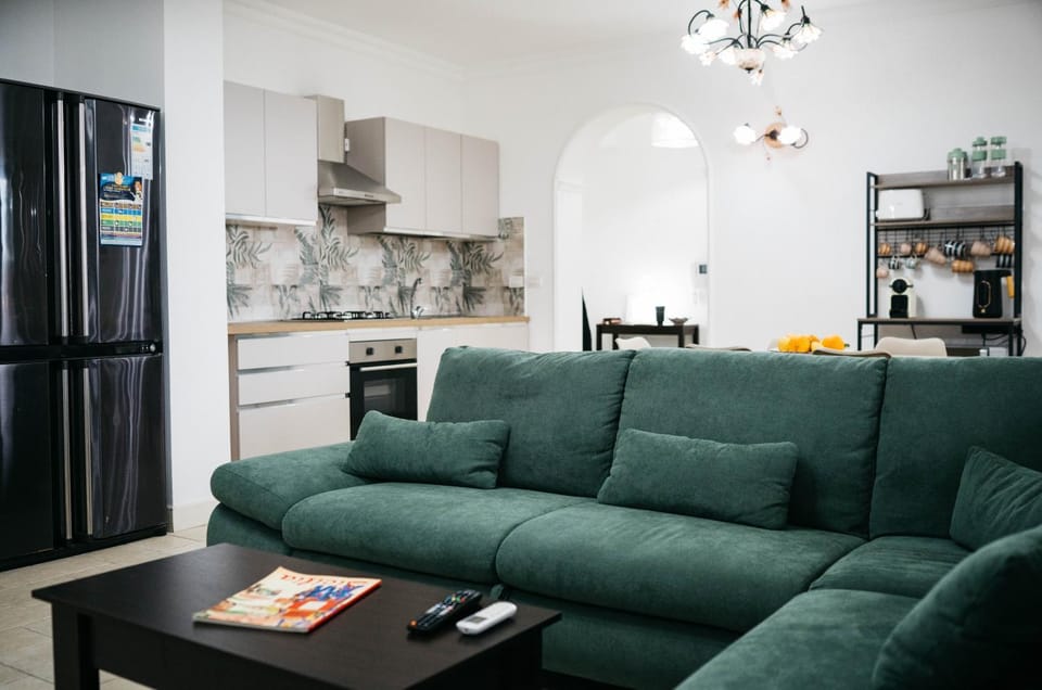 Kitchen or kitchenette, Living room, Seating area, Dining area, oven, stove