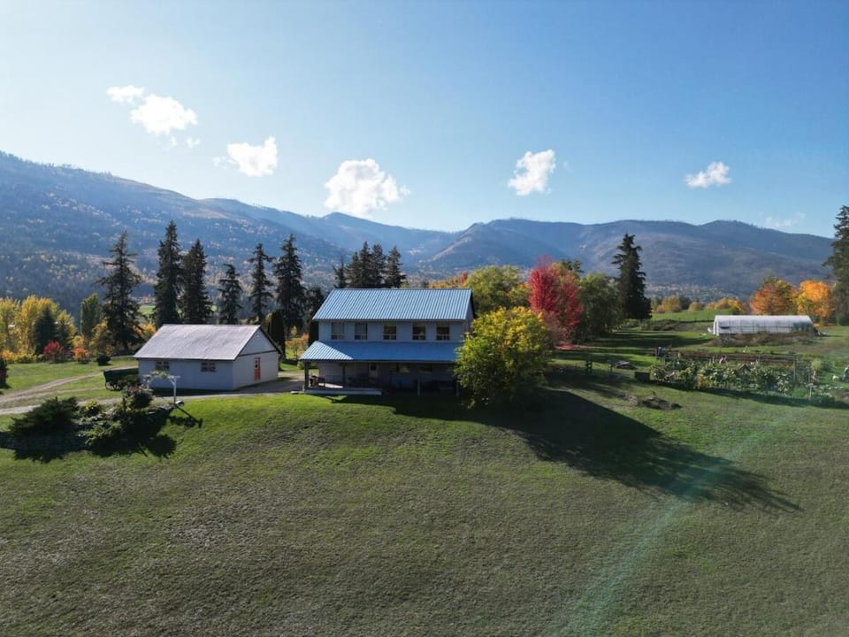 Relaxing Blue House in the country 8 min to Lake House in British Columbia