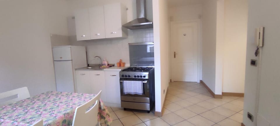 Kitchen or kitchenette, Dining area, oven, stove