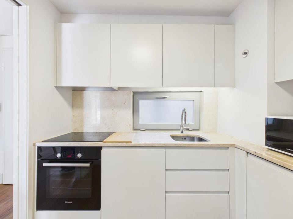 Bright 1BR w/ AC Near Cais do Sodré | By Airnest Apartment in Lisbon