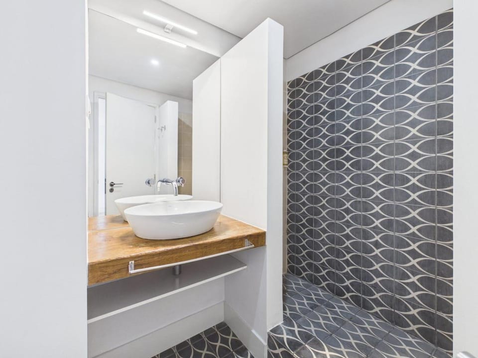 Bright 1BR w/ AC Near Cais do Sodré | By Airnest Apartment in Lisbon