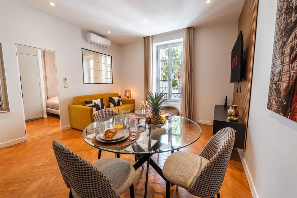 Restaurant/places to eat, View (from property/room), Dining area, Bedroom, Meals, flat iron, shuttle, towels, laundry