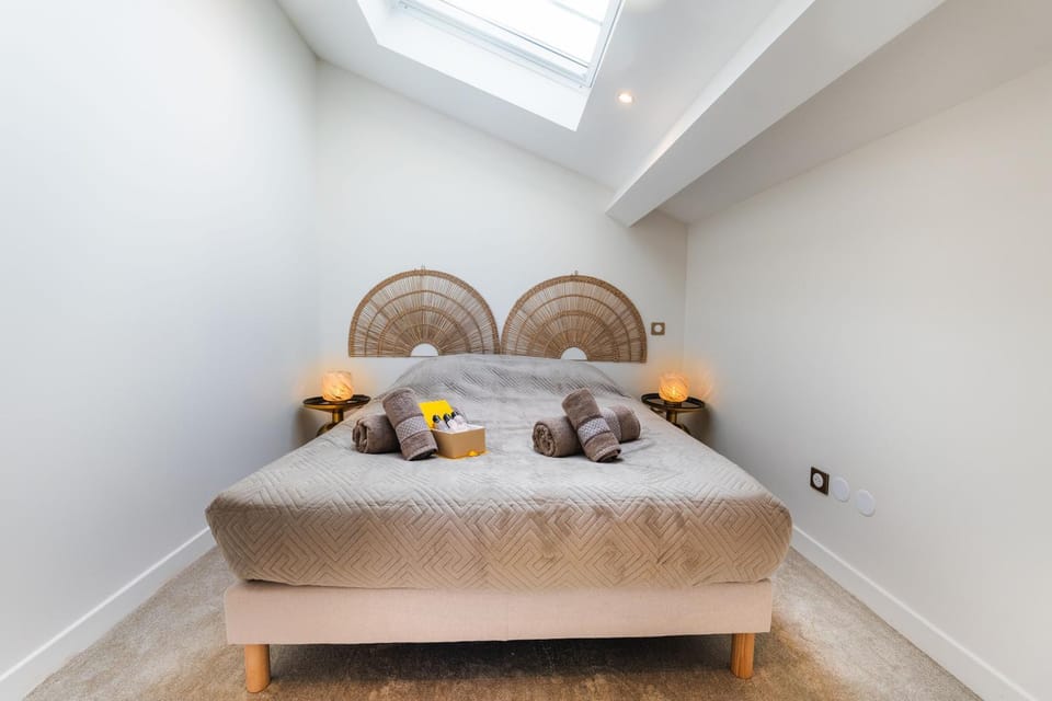 Photo of the whole room, Bedroom, towels