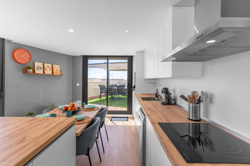 Kitchen or kitchenette, Dining area, stove