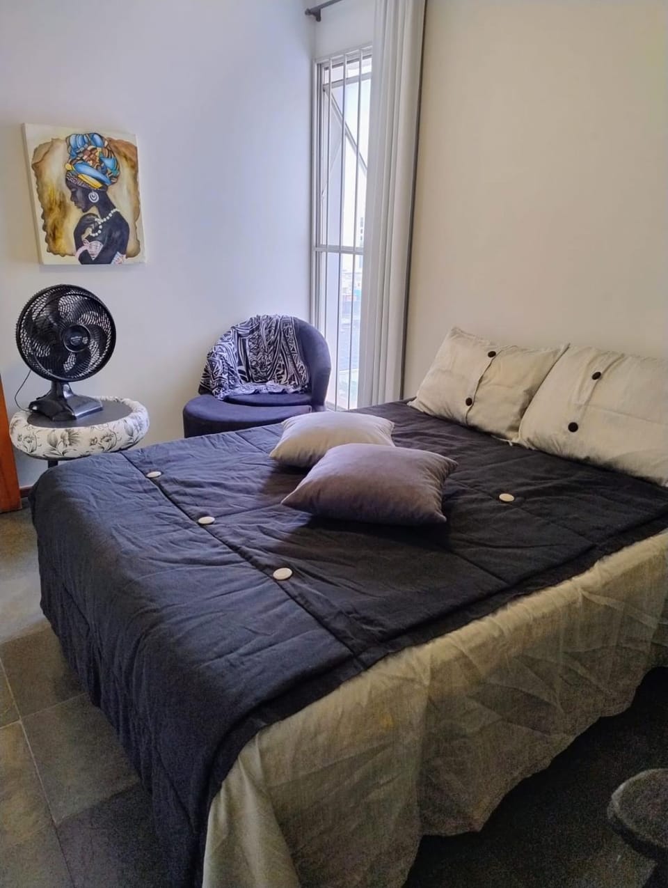Bed, Photo of the whole room, Seating area, Bedroom