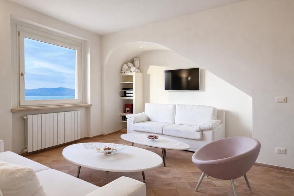 Charming 2BR Home Terrace & Great Lake View Apartment in Anguillara Sabazia