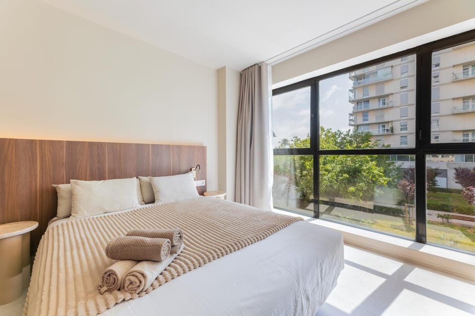 Photo of the whole room, Garden view