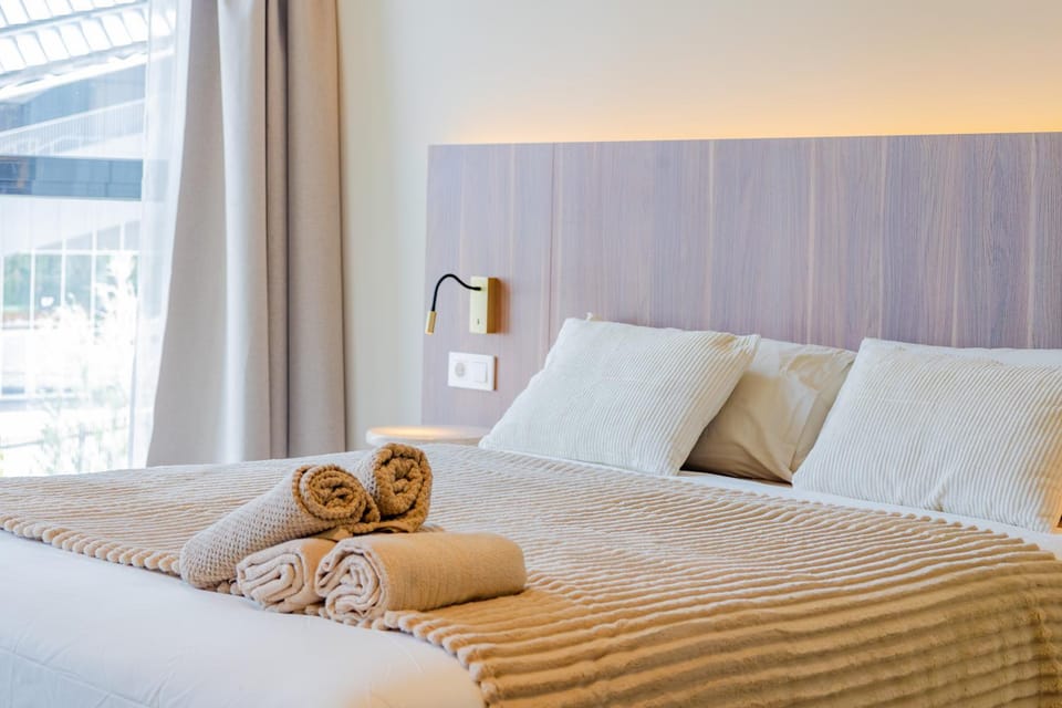 Bed, Photo of the whole room, towels