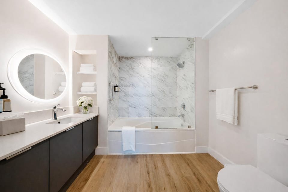 Shower, Toilet, Bathroom, Bath, towels