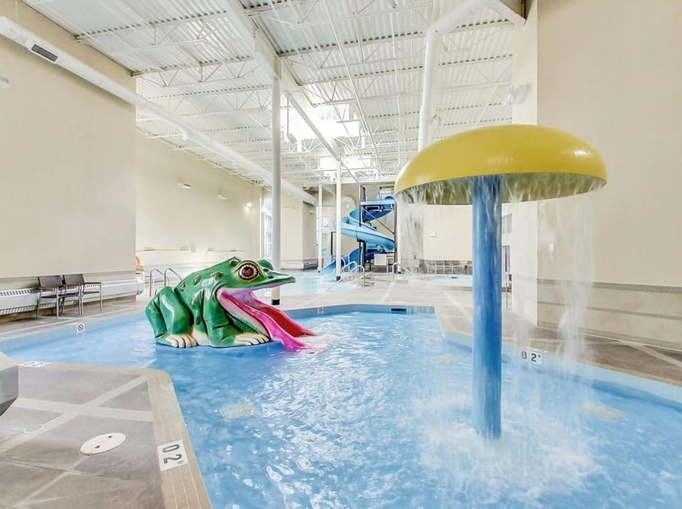 1BR Grande Rockies Retreat BBQ Hot Tub and Pool House in Canmore