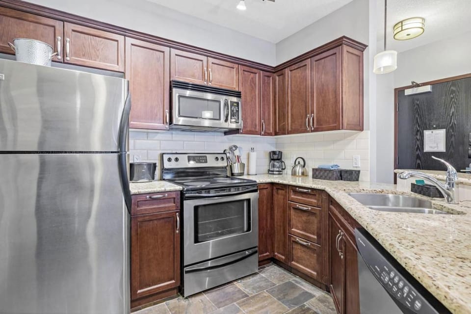 1BR Grande Rockies Retreat BBQ Hot Tub and Pool House in Canmore
