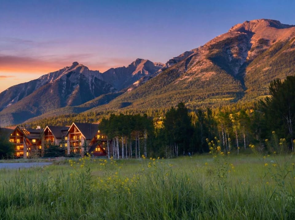 1BR Grande Rockies Retreat BBQ Hot Tub and Pool House in Canmore