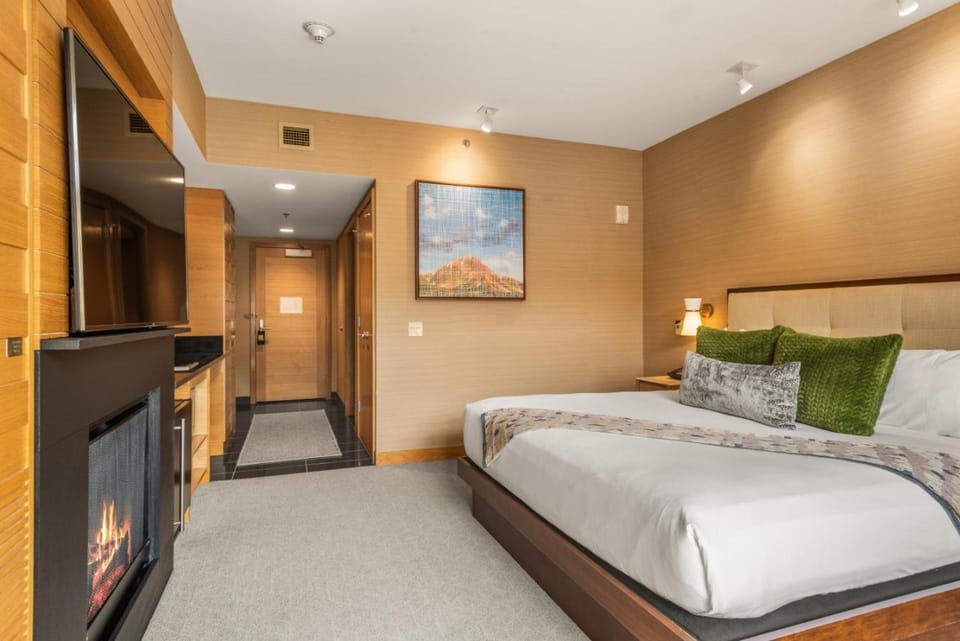 Bed, TV and multimedia, Bedroom