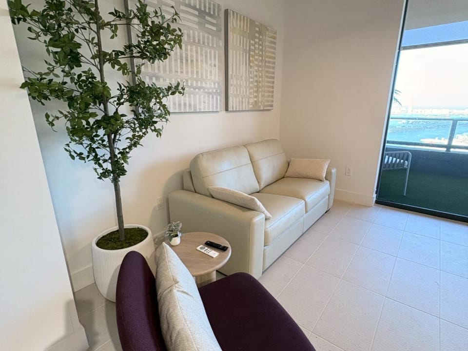 4416 High Floor 3 Bedroom Apt with Incredible Views a Pool and a Gym House in Miami