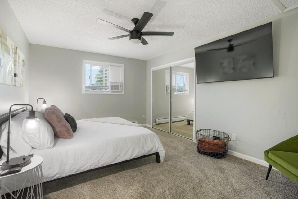 Bed, Photo of the whole room, Bedroom