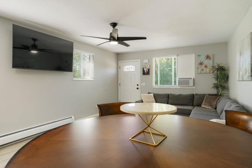 TV and multimedia, Living room, Seating area, Dining area