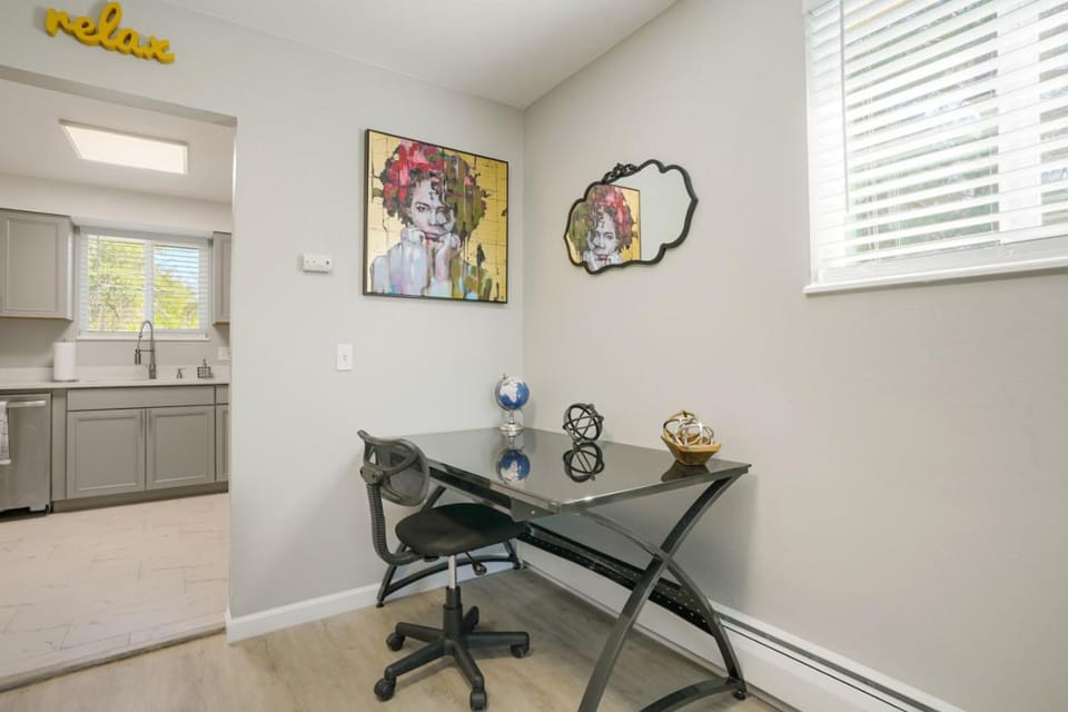Seating area, Dining area