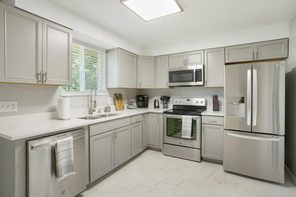 Coffee/tea facilities, oven, stove, kitchen