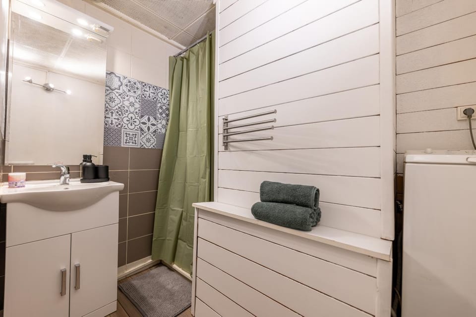 Bathroom, towels