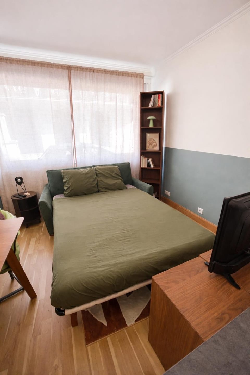 Bed, Living room, Photo of the whole room
