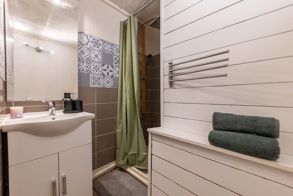 Shower, Bathroom, towels