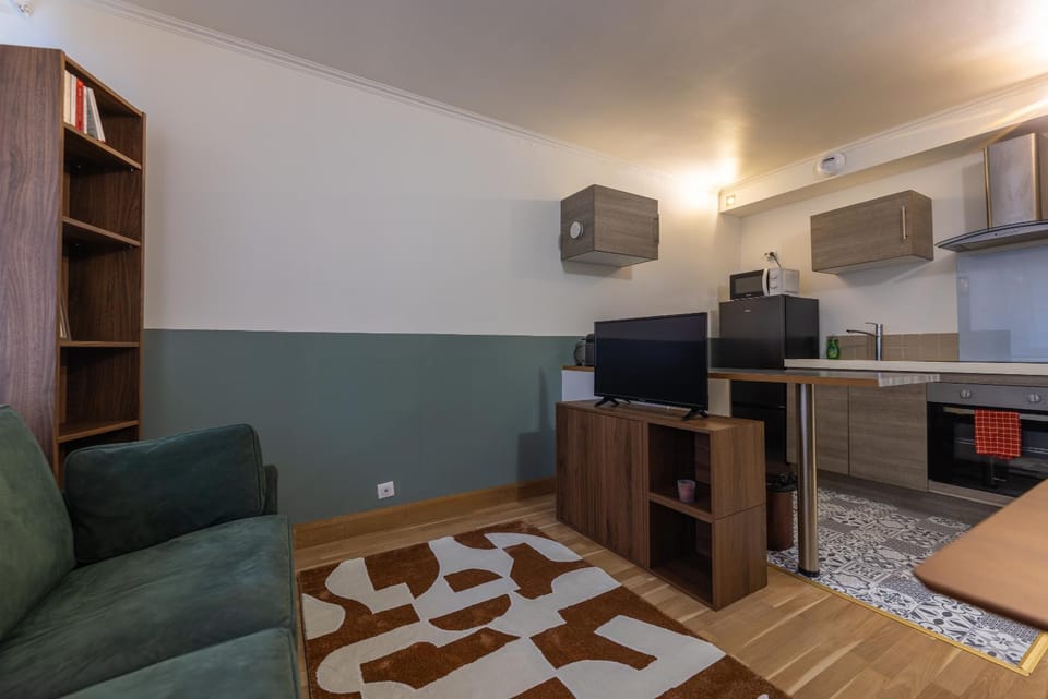 TV and multimedia, Kitchen or kitchenette, Living room, oven, stove