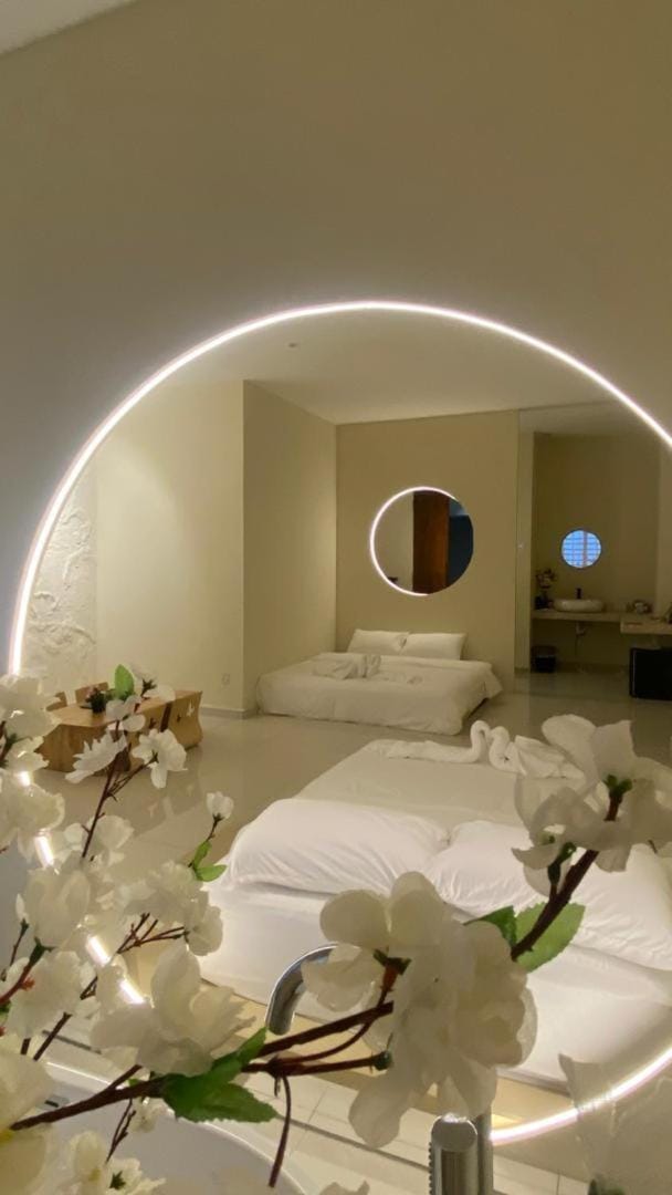 Bed, Photo of the whole room, Seating area, Bedroom