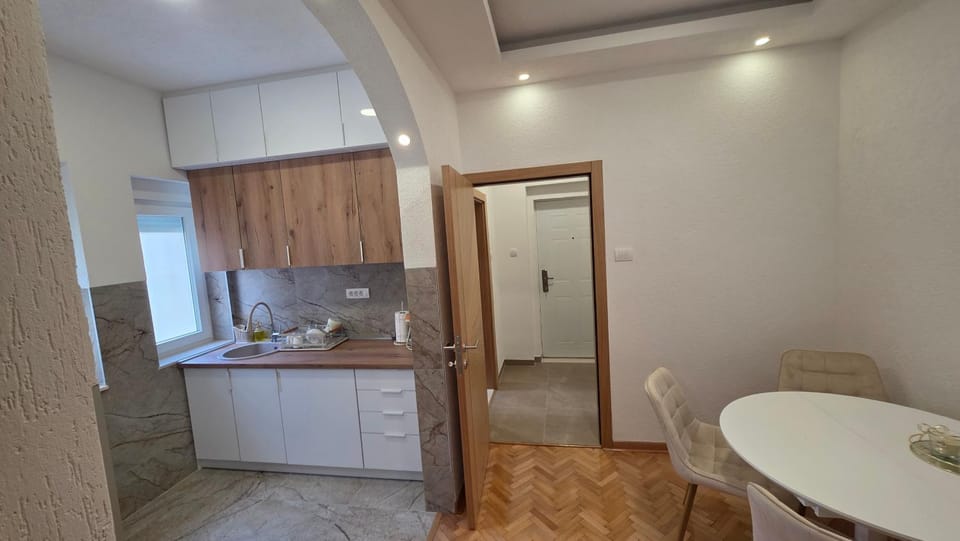 Kitchen or kitchenette, Dining area, stove