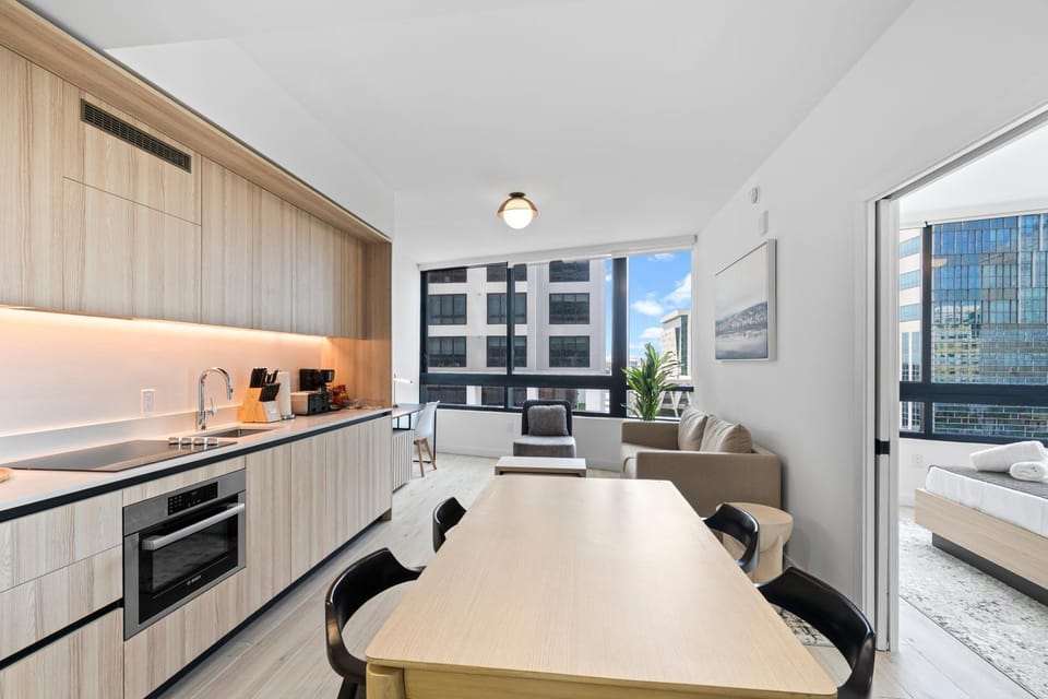 Kitchen or kitchenette, Dining area