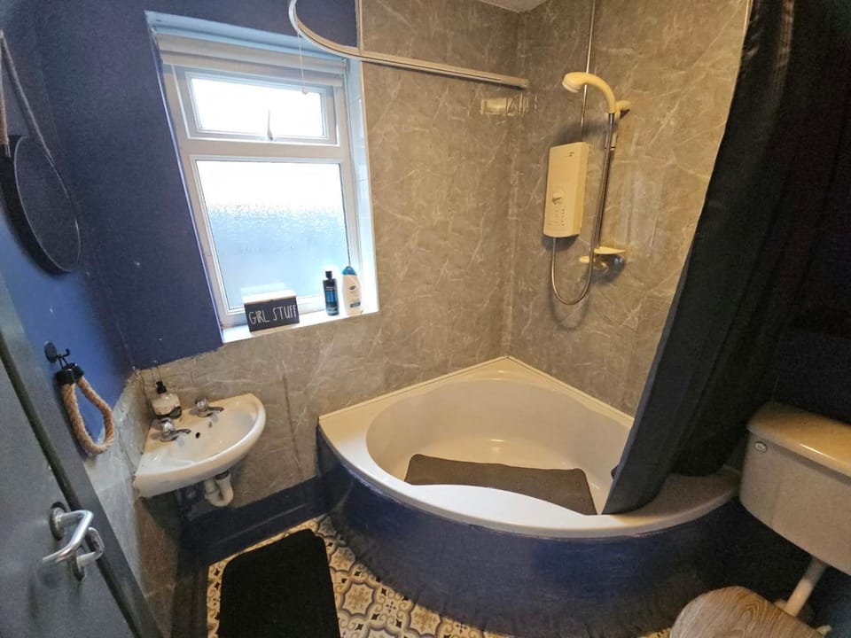 Shower, Toilet, Bathroom, Bath, towels