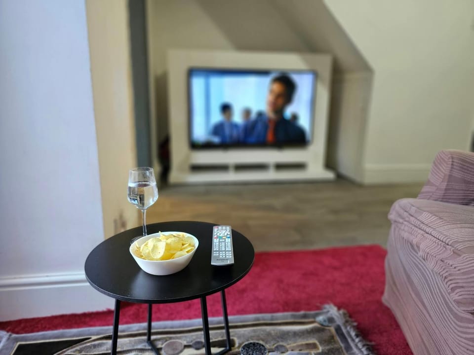 Communal lounge/ TV room, TV and multimedia, Living room, Seating area