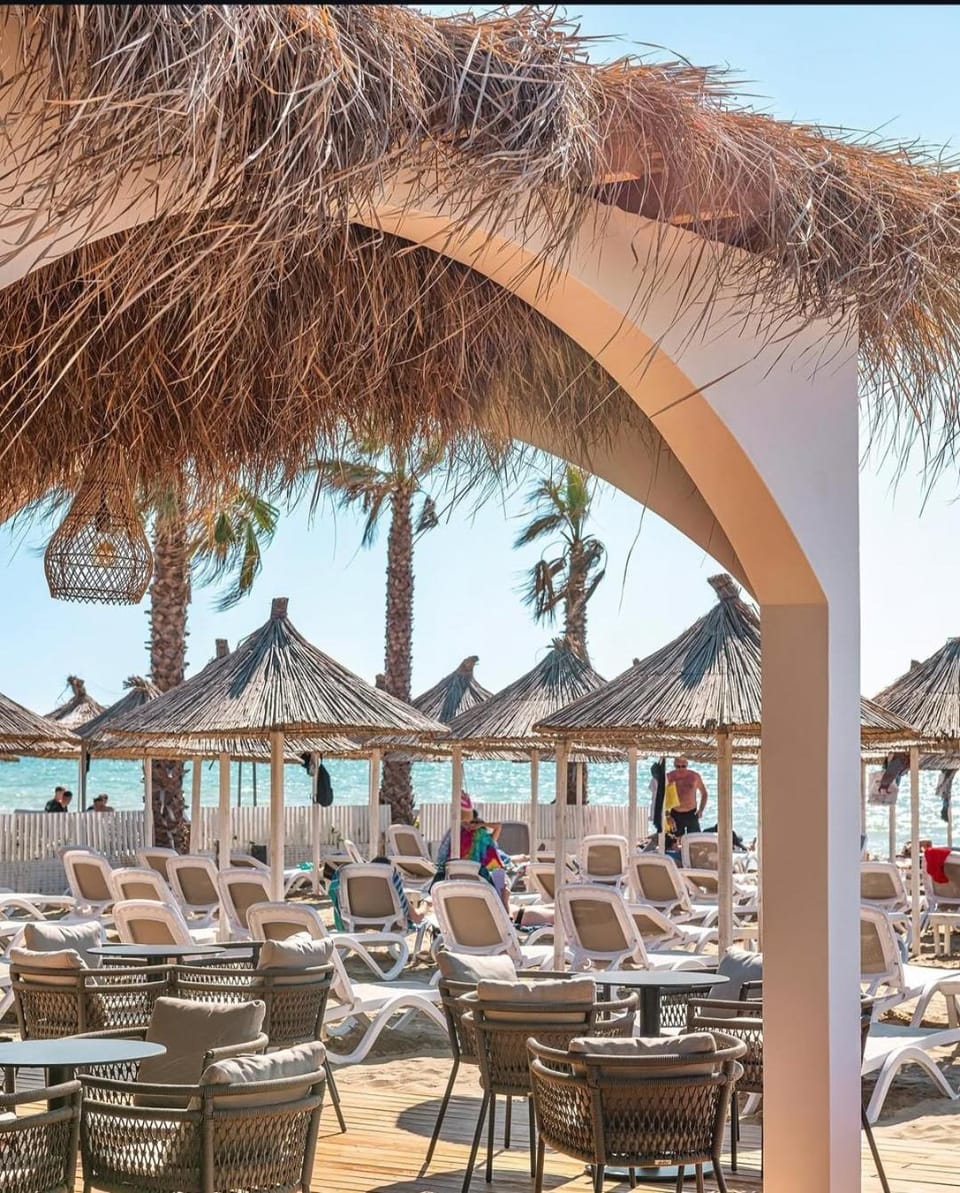 Restaurant/places to eat, Beach, Sea view