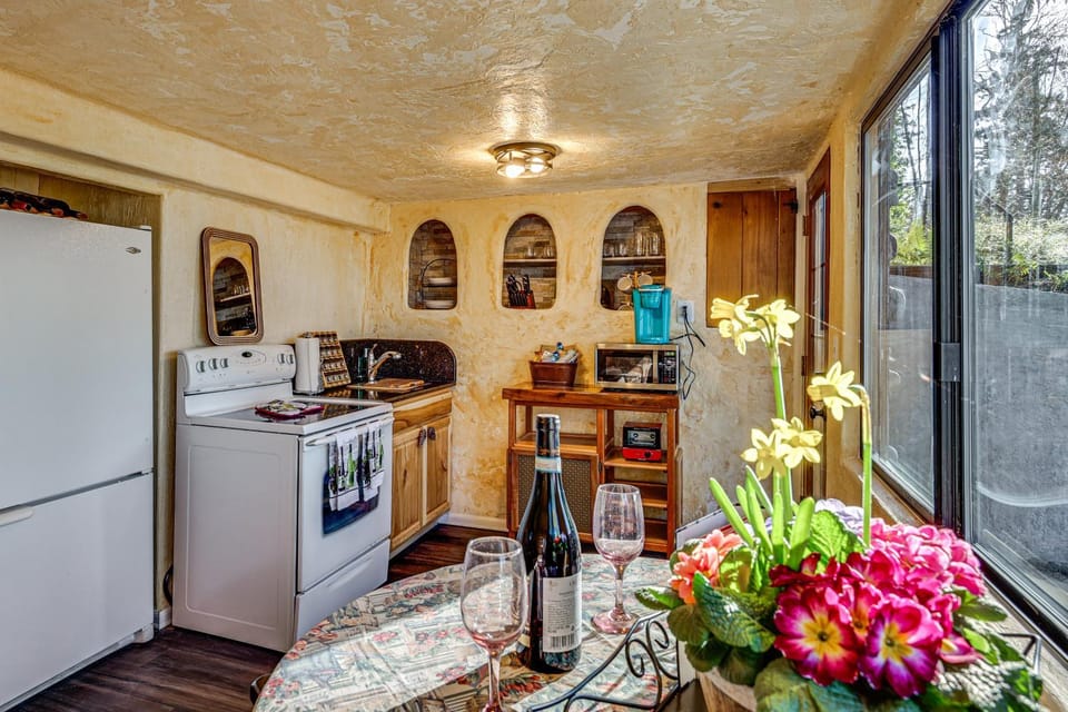 Walk to Beach! Scenic 'Wine Studio' in Gig Harbor Apartment in Hood Canal