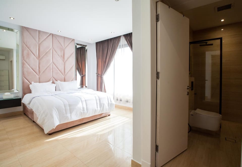 Photo of the whole room, Bedroom, wardrobe